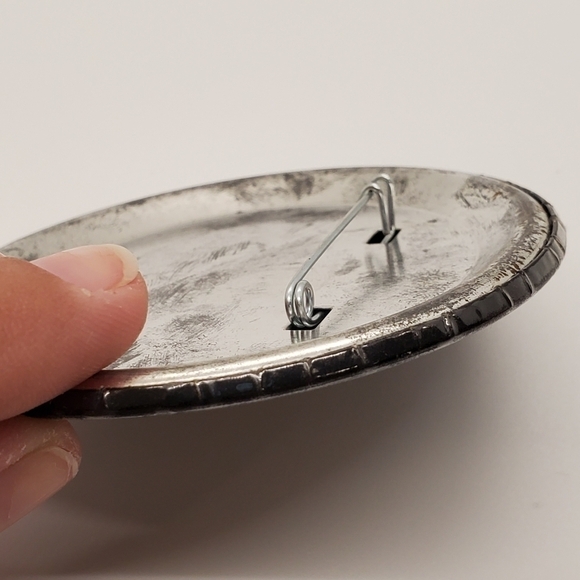 Get United Nobody can make it on their own button pin - Picture 3 of 4